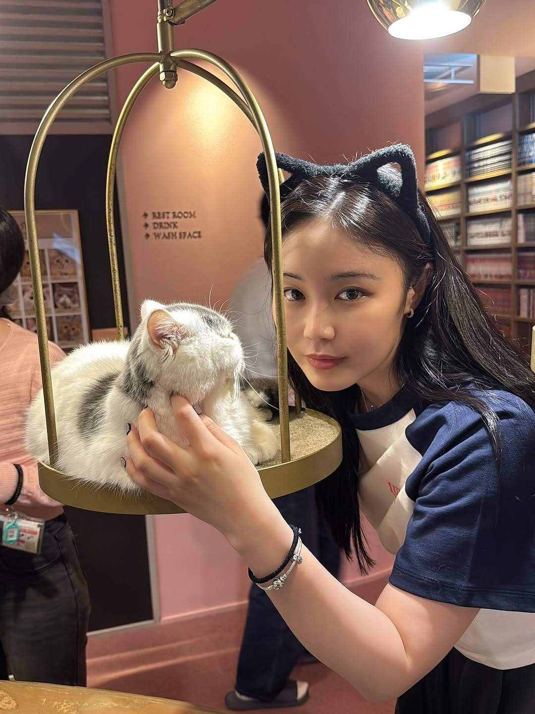 鷲尾伶菜　わしねこ 猫耳姿で猫を愛でる…元E-girlsの鷲尾伶菜〝激萌えショット〟に