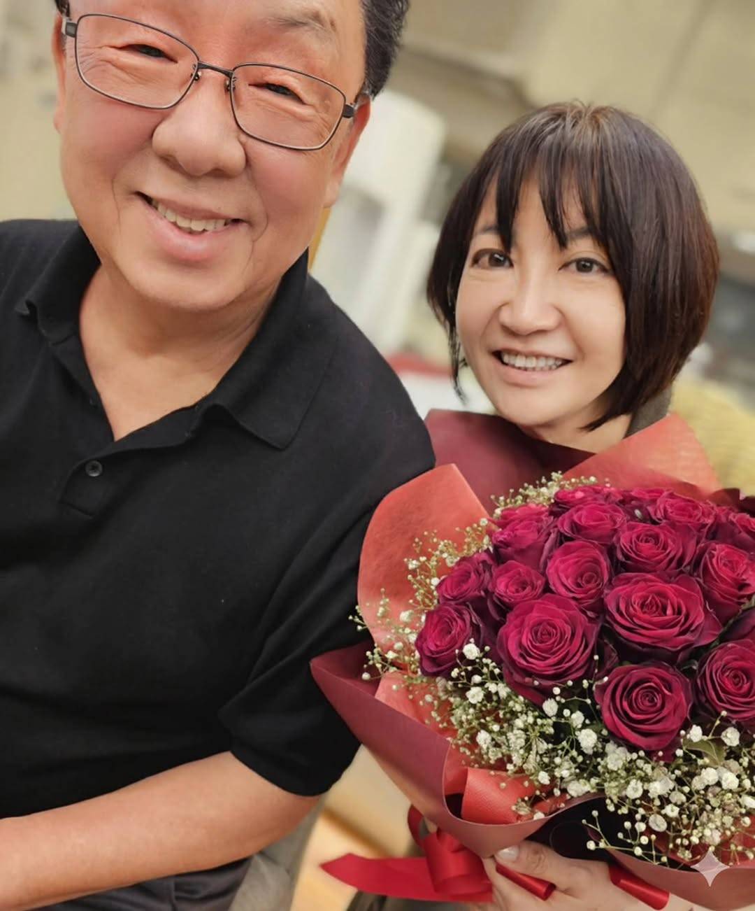 優しいお顔」梅沢富美男〝妻顔出し〟感謝の2ショット！「仲良しご夫婦