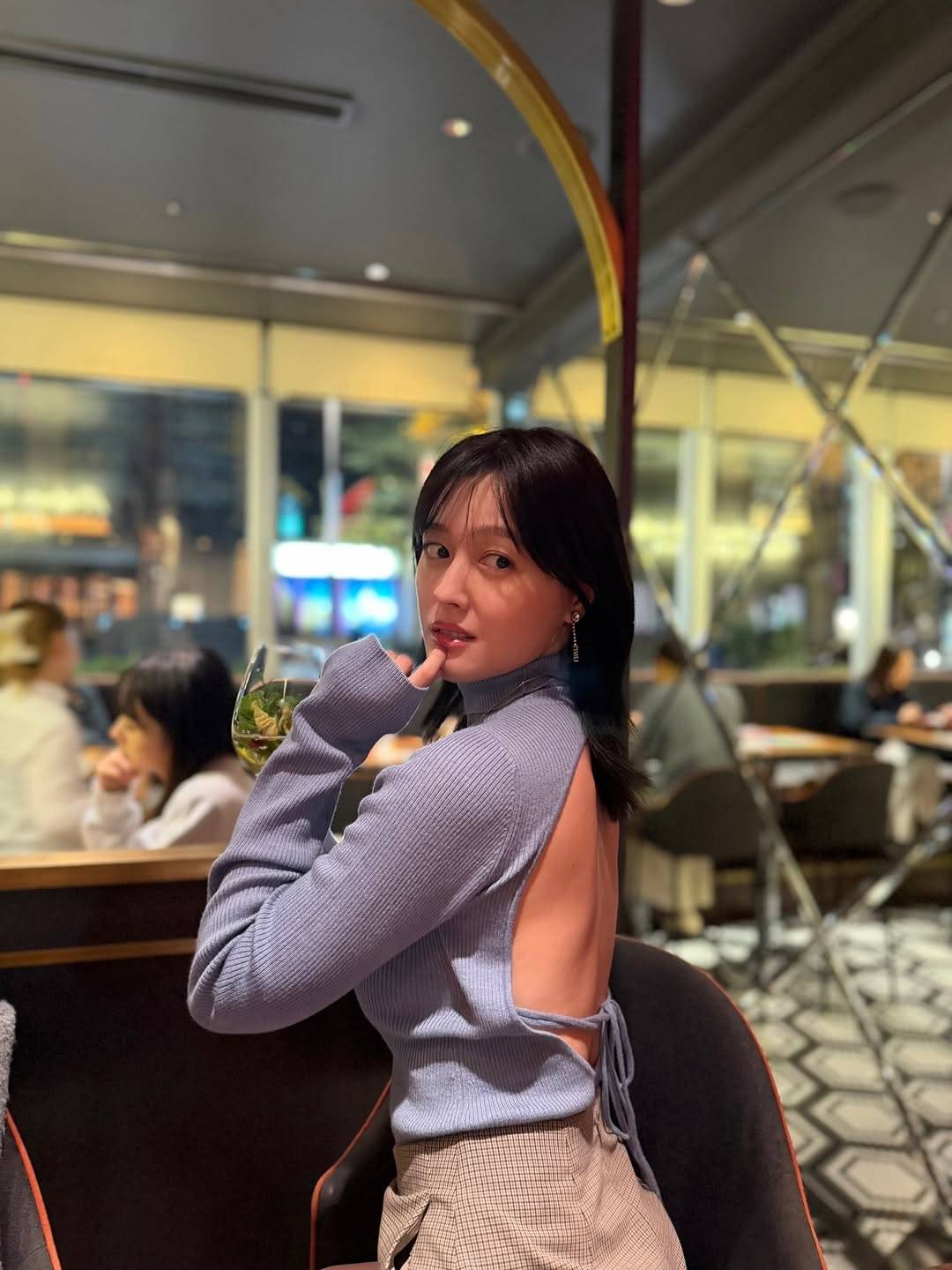 背中パックリ〟33歳元モー娘。丸見えニット姿に衝撃「出し過ぎや