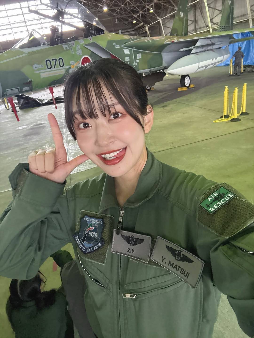 制服を脱いだアイドル × Fｰ15戦闘機！〝17人パイロットスーツ〟ダンス
