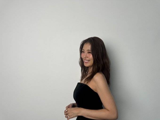 有村架純〝大胆な肩だし〟黒のベアトップ姿「どんどん魅力的に