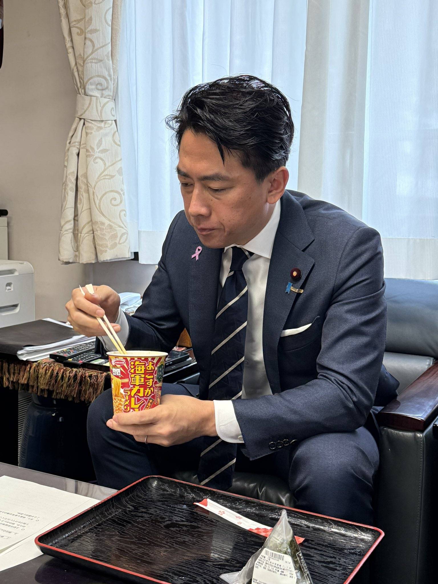 どこで買える!?」「白シャツで食べる勇気…」小泉進次郎大臣〝まさかの