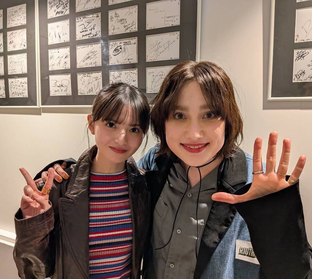 この顔の大きさの違いを見てほしい」齋藤飛鳥との〝2ショット〟女性