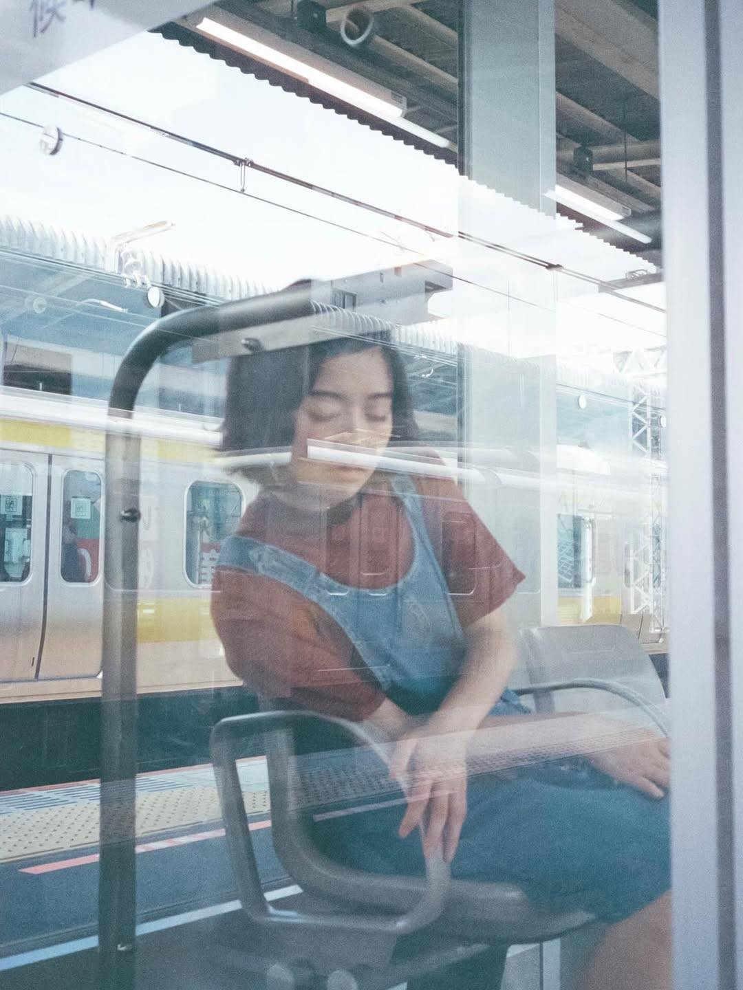 そんな所で寝て〜！」駅のベンチでお昼寝…森七菜〝おつかれ〟姿に反響