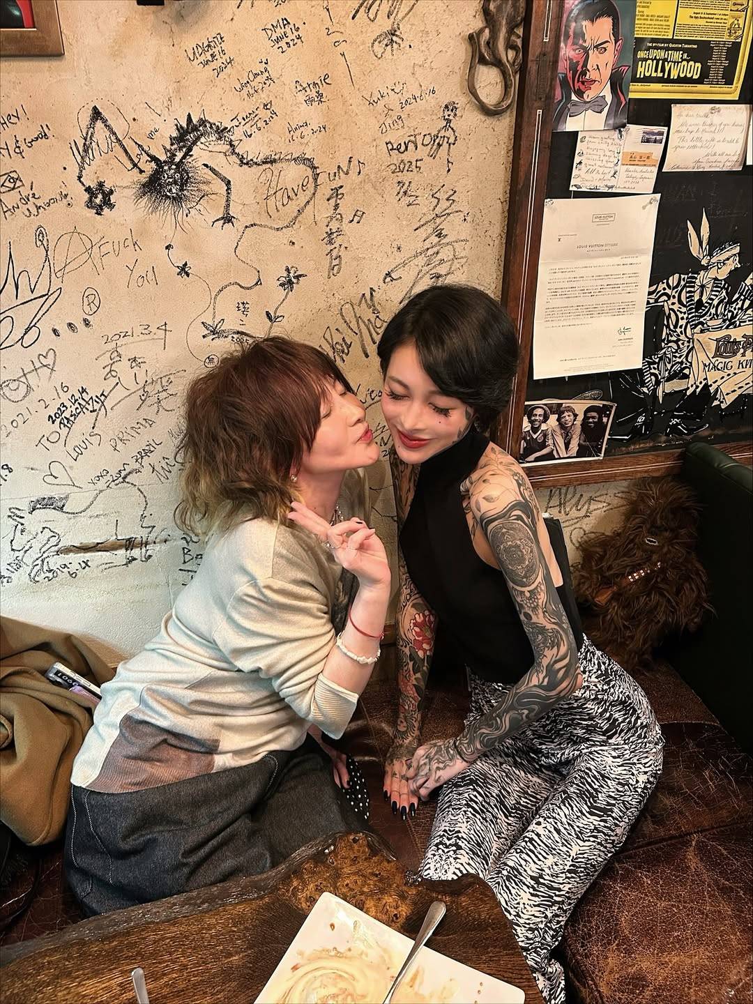 えー！ 知り合い？」顔まで全身タトゥーの女性彫師、人気タレントとの