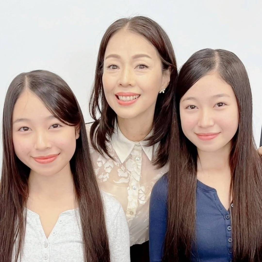 渡鬼の双子〟母役61歳女優と7年ぶり再会3ショットに衝撃「3姉妹