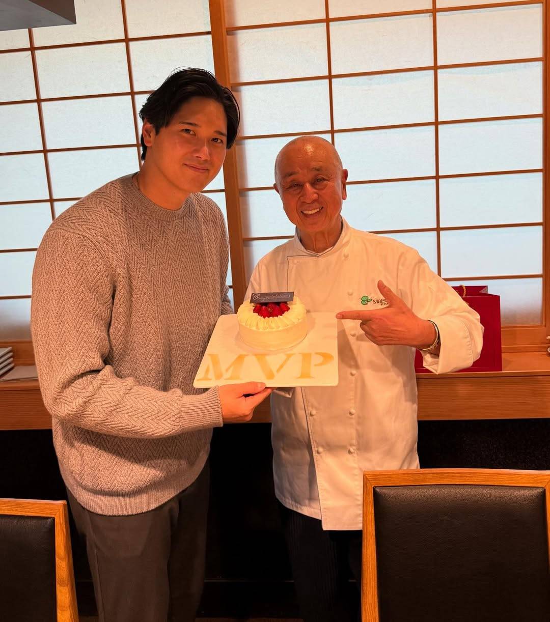 ぎゃー」「素敵な2ショット」大谷翔平〝行きつけの名店〟へ来店！オフ
