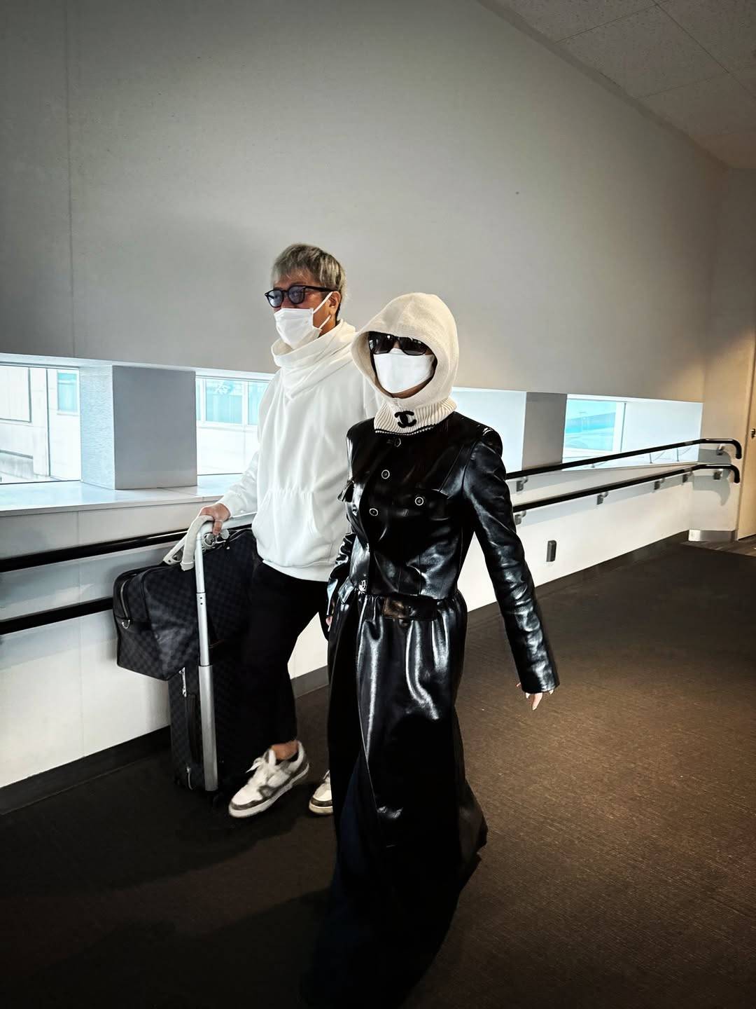 宇宙人」「カッコ良すぎ」浜崎あゆみ〝斬新〟移動コーデに反響「顔が