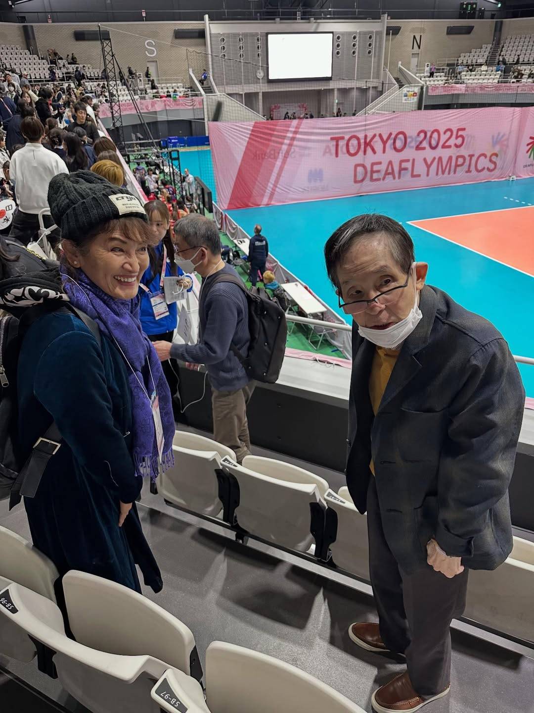 なんと」デフリンピック応援スタンドに84歳〝お笑いレジェンド〟の