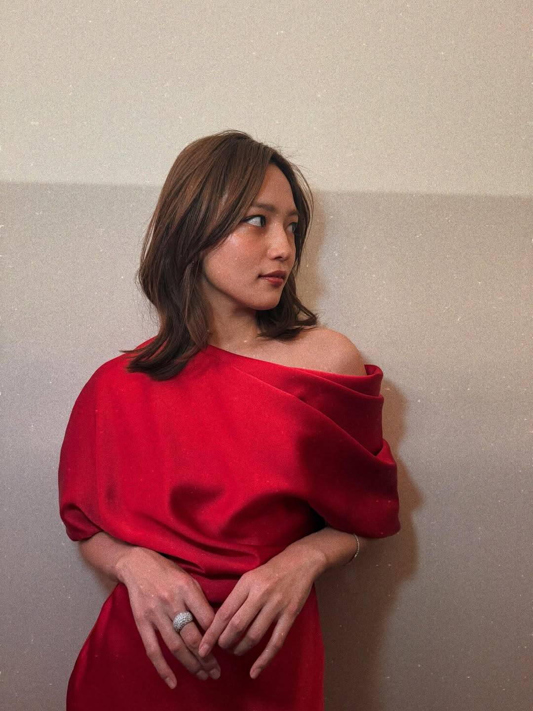 めっちゃ大きい!?」〝真紅の肩出しドレス〟川口春奈の手元に驚きの声