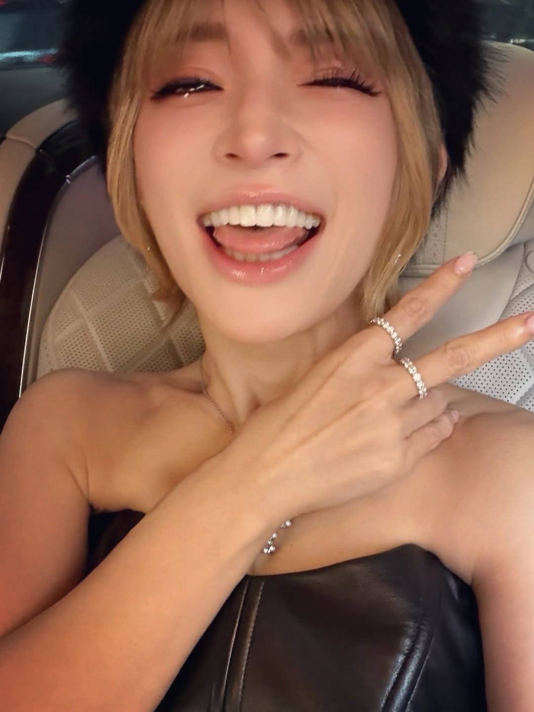 涙にじむウィンクショット…浜崎あゆみ最新ショットに大反響「鳥肌