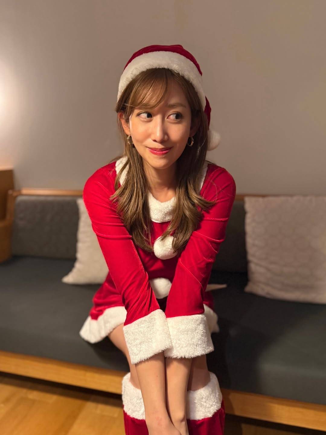 真っ赤なミニスカ〟ショットの元NHK中川安奈に「初めて見ましたぁ