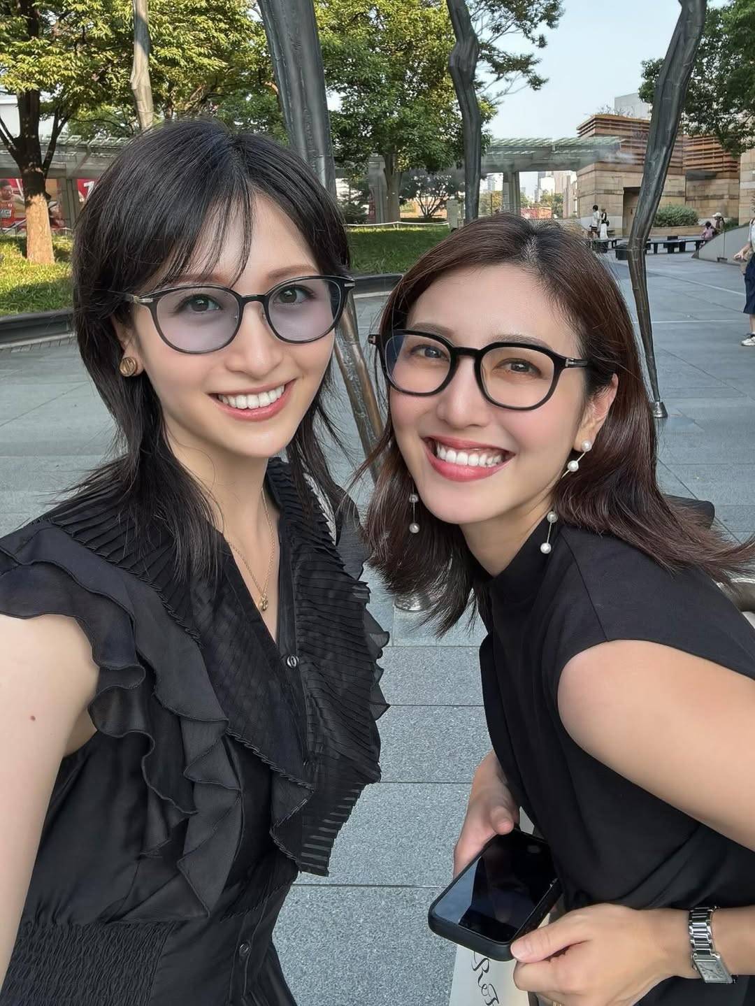 このペアは反則級」34歳小澤陽子アナ、同学年〝馬女2ショット〟に反響