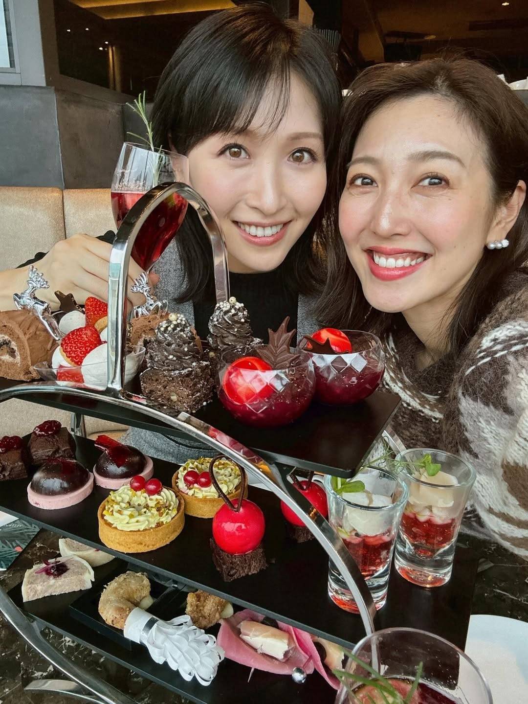 このペアは反則級」34歳小澤陽子アナ、同学年〝馬女2ショット〟に反響