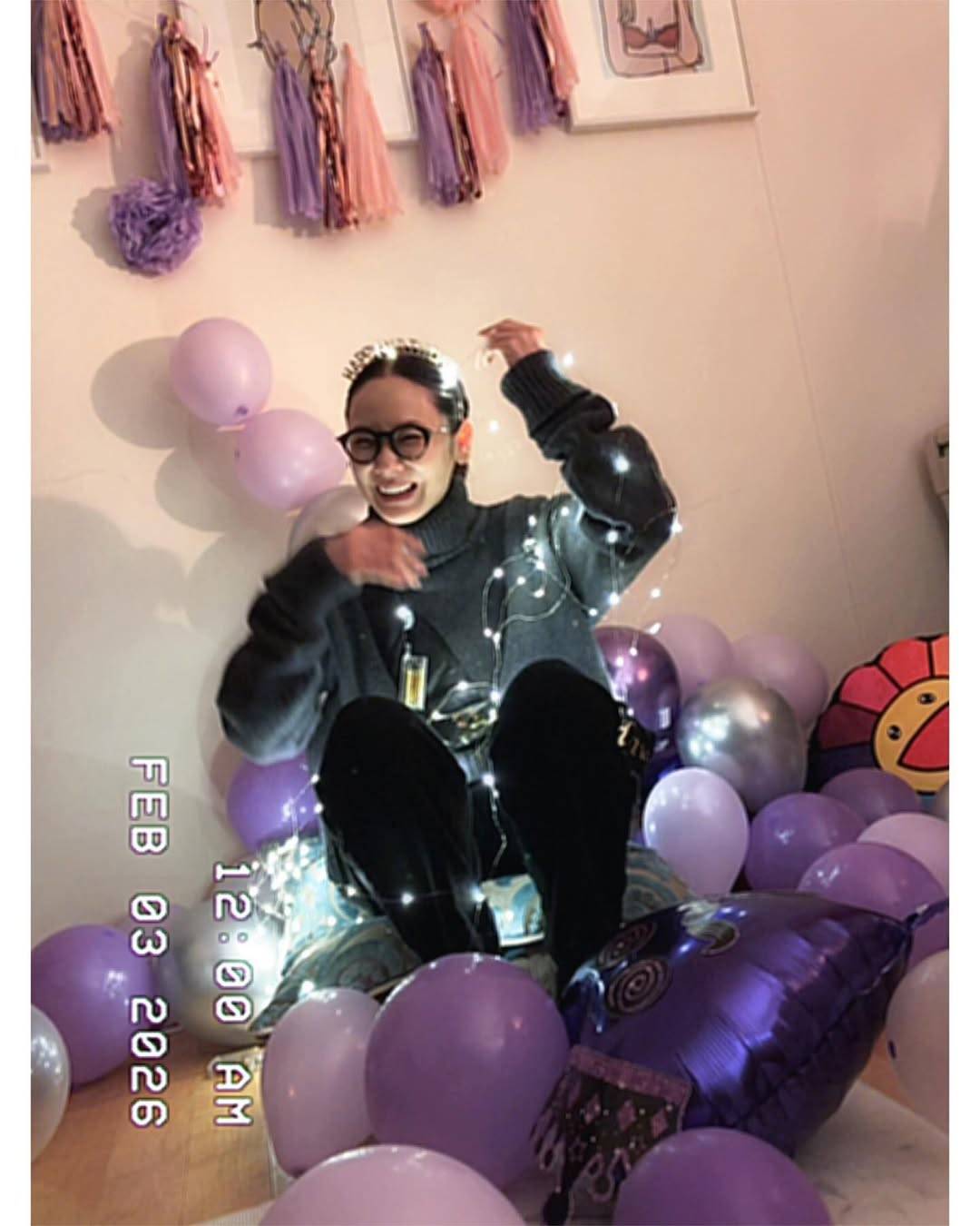 体中に電飾…吉田羊〝ピッカピカ誕生日〟ショットに「光り輝いている