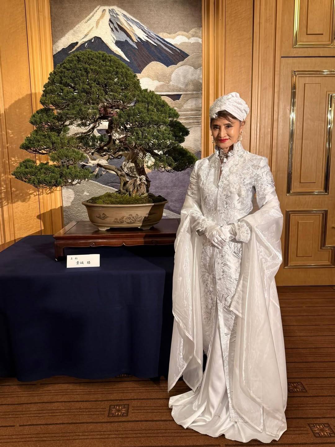 さすがの立ち姿」志穂美悦子〝70歳の圧巻ホワイトドレス〟姿に「見惚れ 