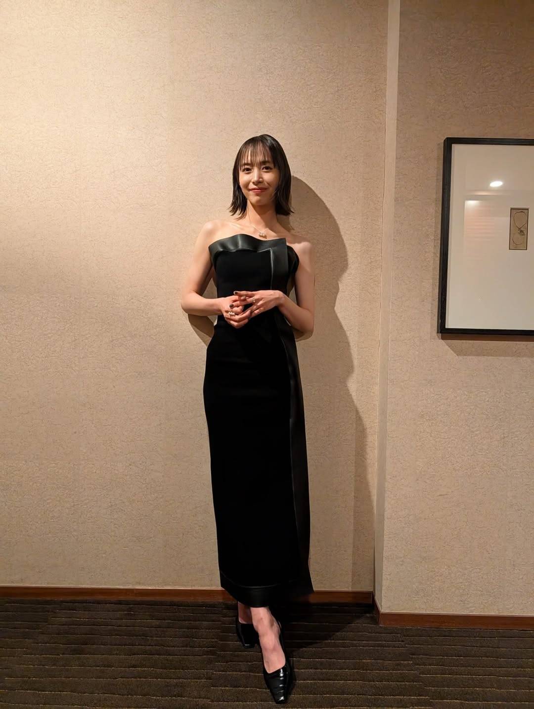 素晴らしい鎖骨」シックな〝肩だしドレスショット〟井桁弘恵に反響