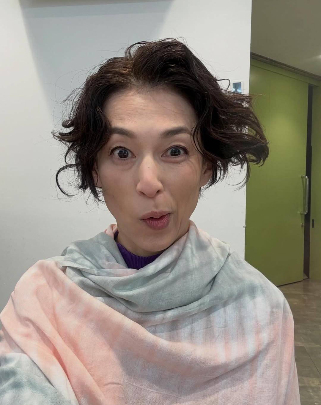 髪の毛がグシャグシャに…鈴木保奈美〝お茶目ショット〟に反響「爆笑