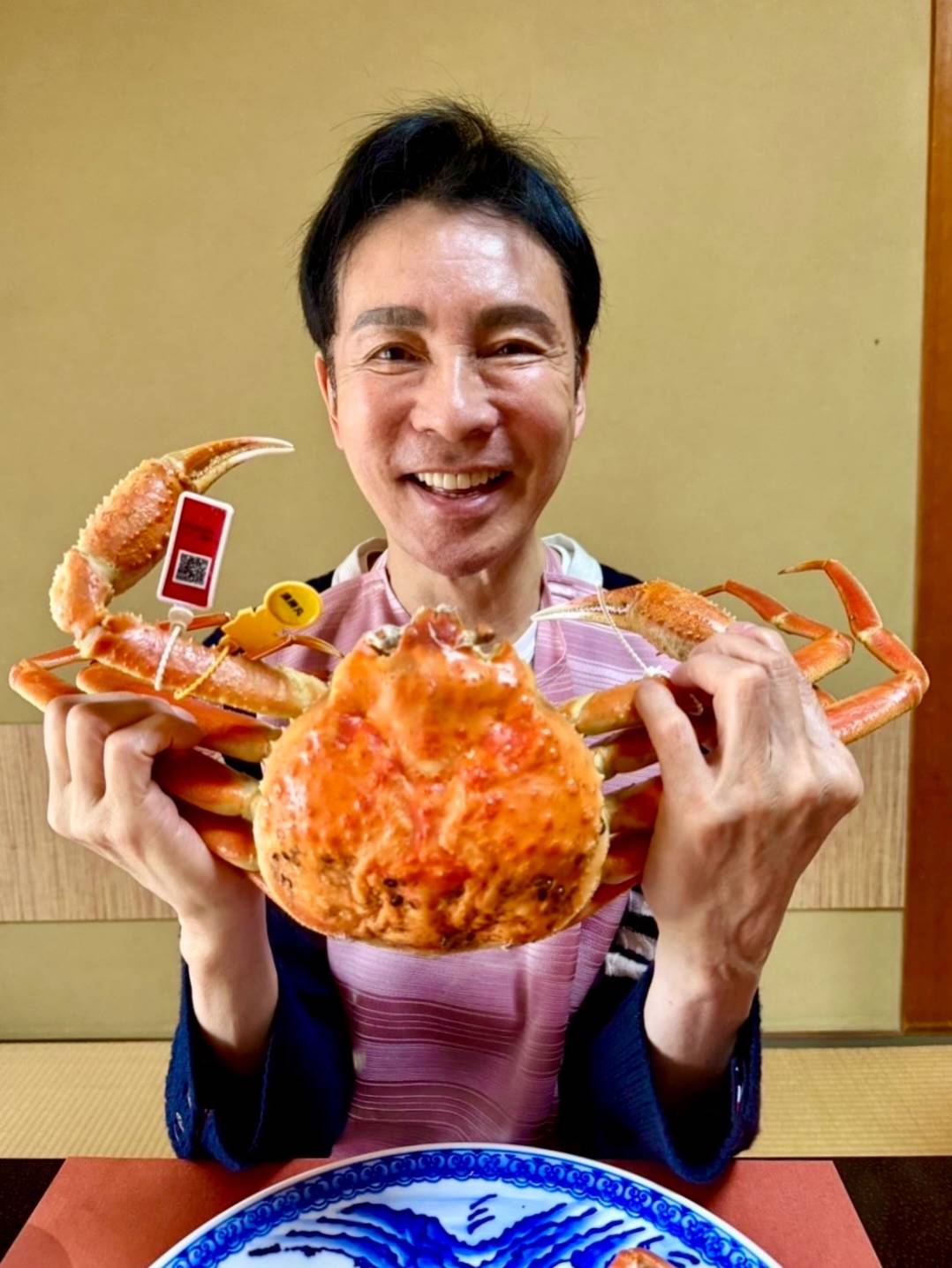 お顔より大きい」郷ひろみ〝巨大カニむさぼりショット〟に反響続々