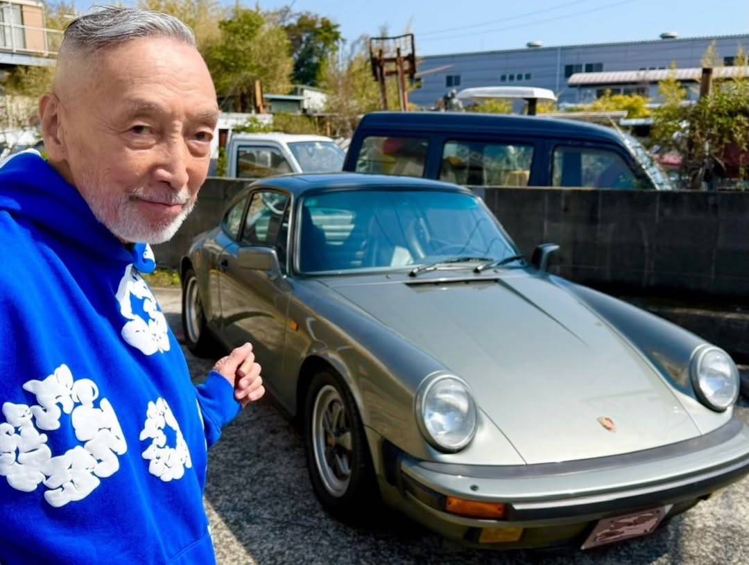 愛車のポルシェを紹介され話題になっている高倉健さん＝1983｜逝去から