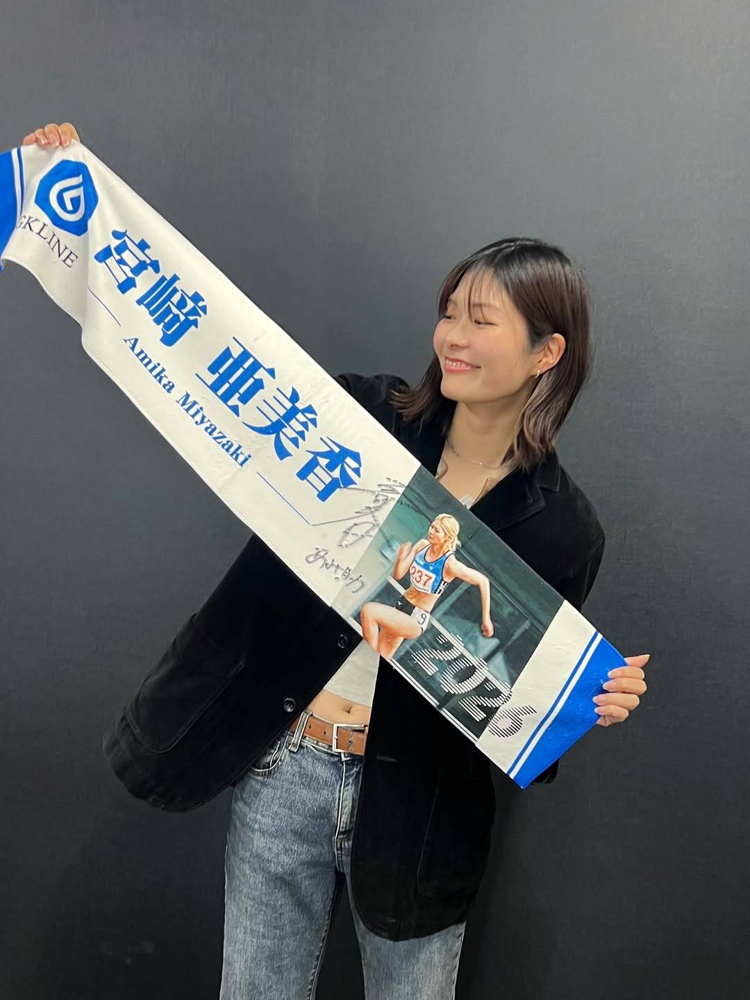 専用ページ【あみ様】 金髪長身スプリンター〟宮﨑亜美香が雰囲気がらり！黒髪&ヘソ出し私服