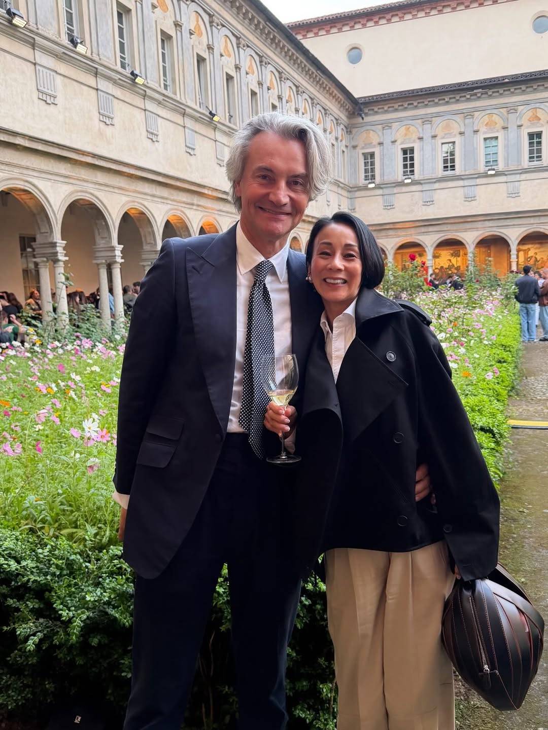 ワイン片手、腰を抱き寄せ…中村江里子、フランス人夫と〝熱々2ショット