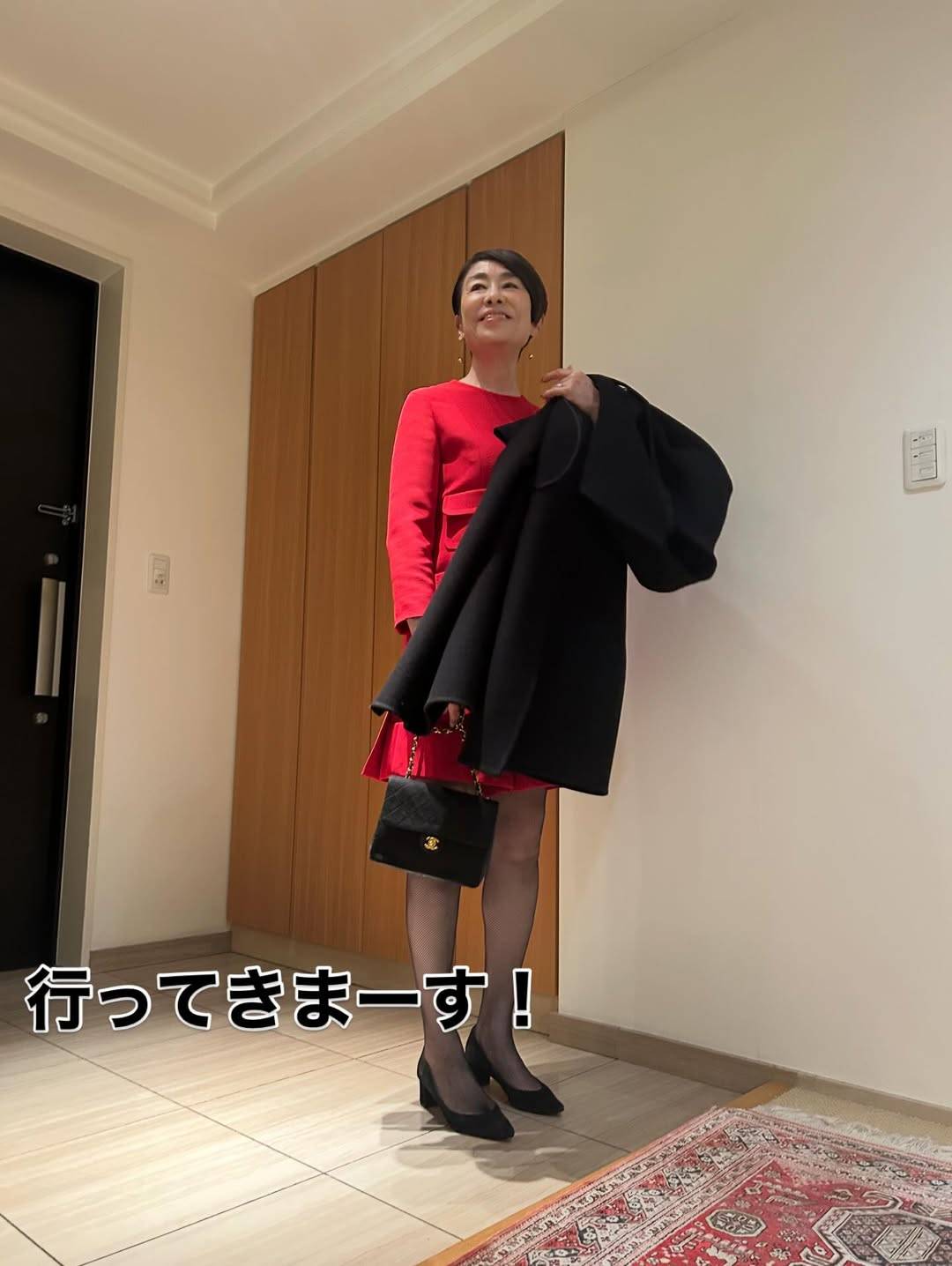 シャネルにティファニー…〝ド派手＆ミニ丈〟67歳・安藤優子に称賛の声