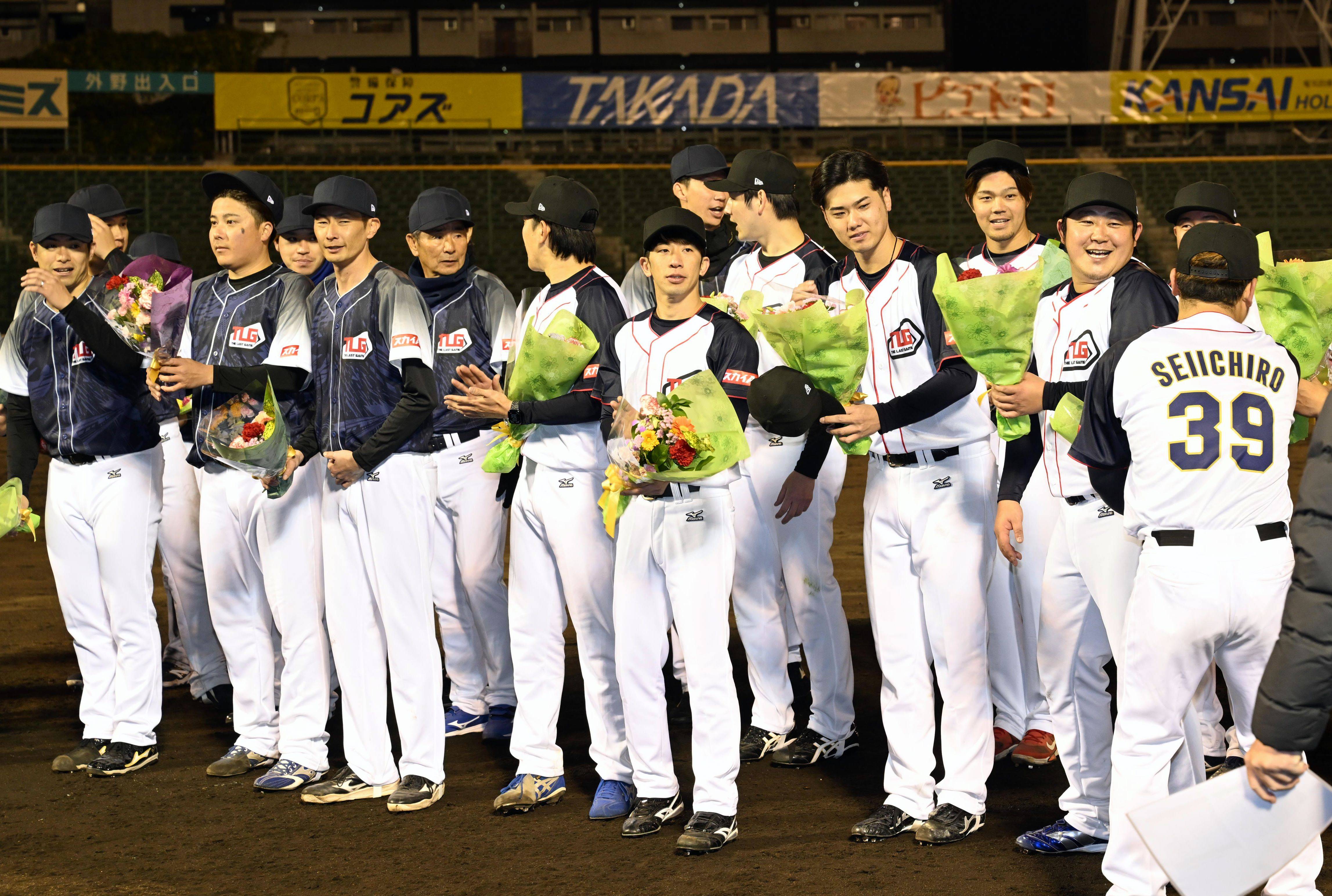 試合を終え、タッチを交わす選手たち（撮影・星野楽）｜プロ野球引退の