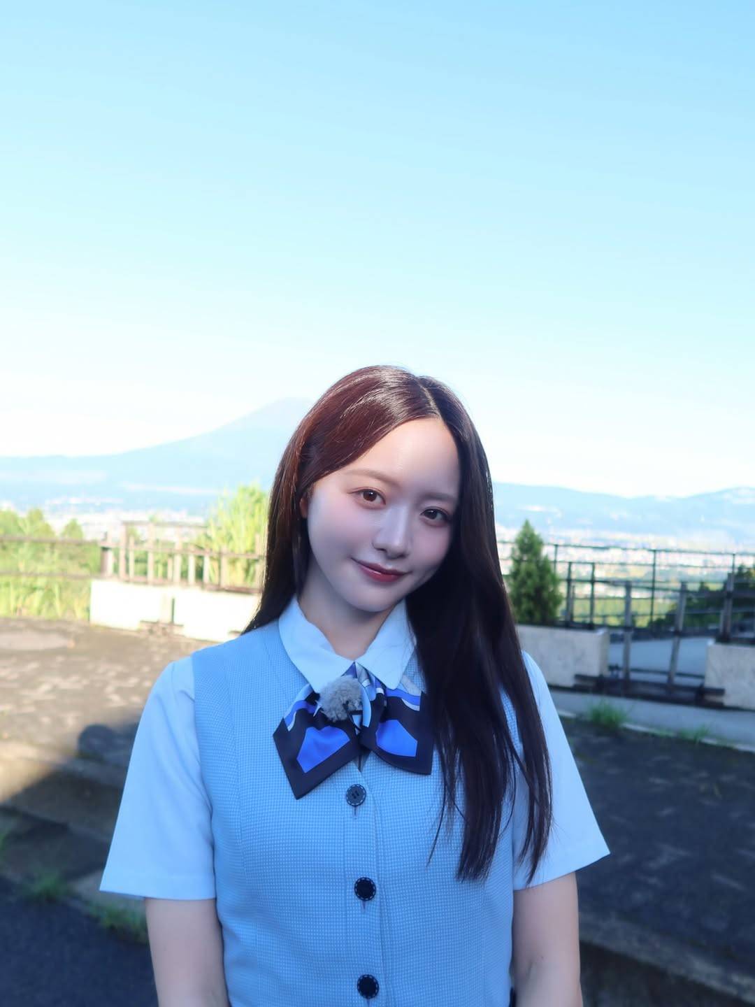 ヒー！制服の胸のボタンが」「二度見するわ」あざと女王・森香澄