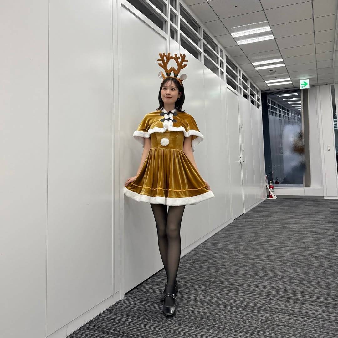 大きな雪玉の上に座るトナカイさん♡1点物໒꒱· こ…これは…」「マジかよ」25歳〝お天気お姉さん〟ミニ丈のクリスマス