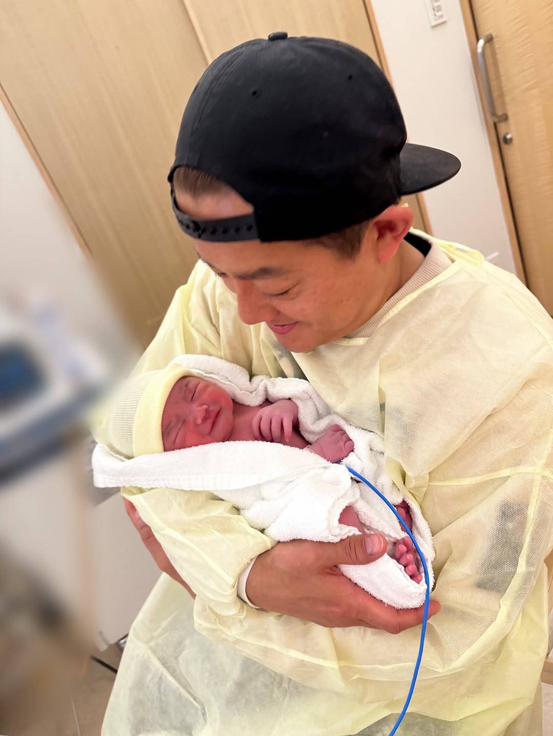 ご報告です」モデルの蜂谷晏海に次男誕生、夫はスピードワゴン井戸田潤