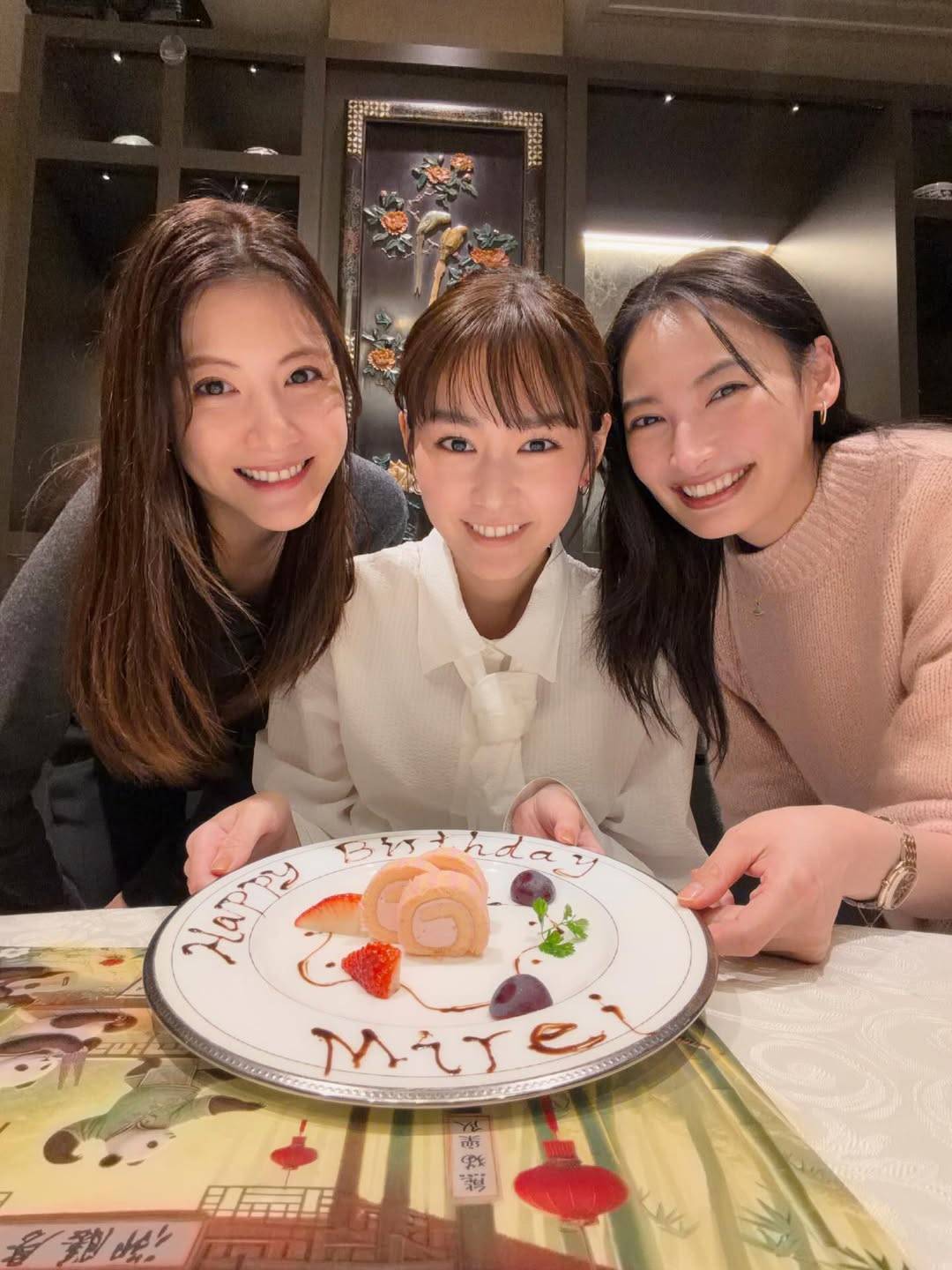 猫目3姉妹！」桐谷美玲〝誕生日祝った〟元「Seventeen」3ショットに