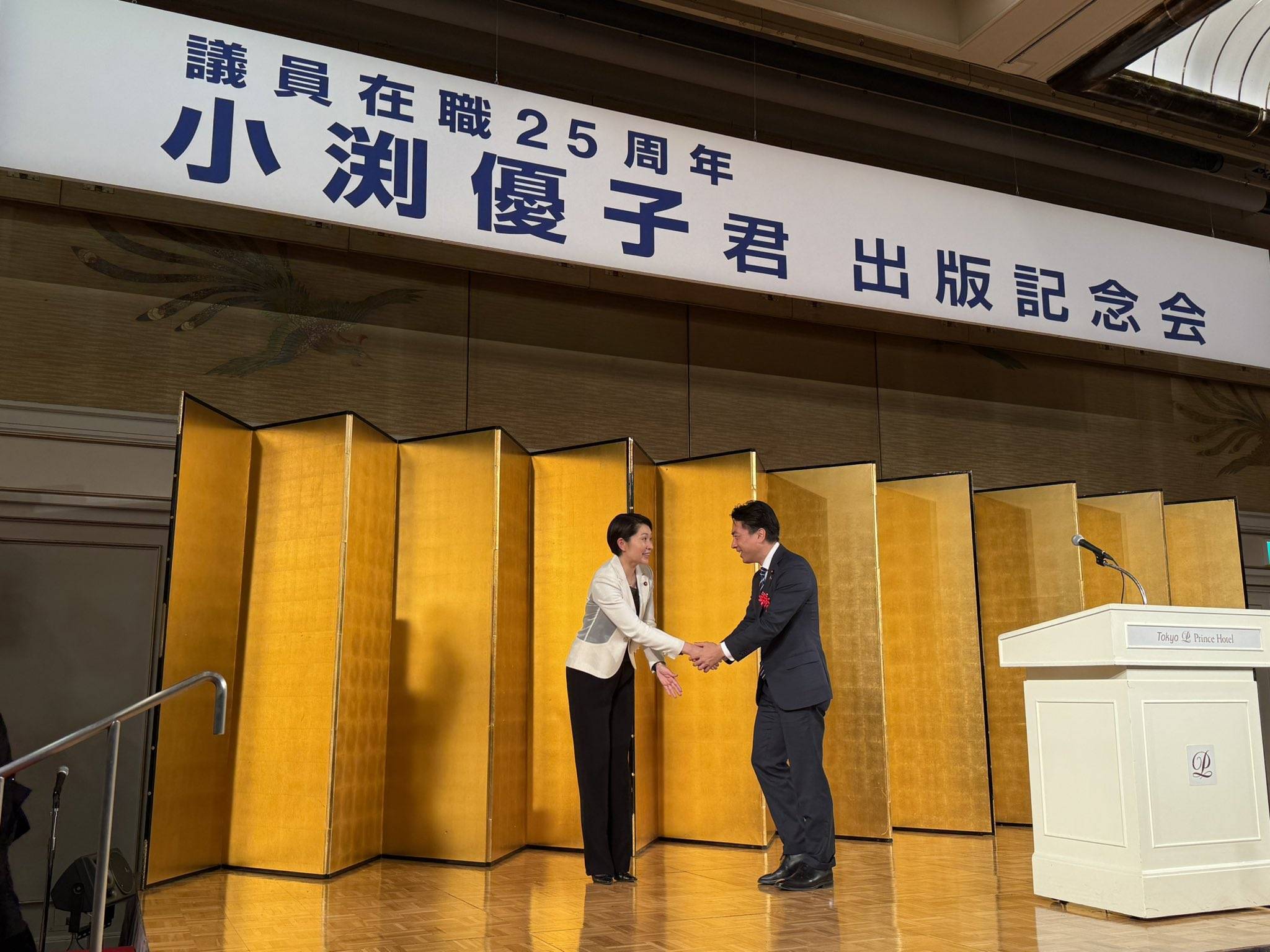 父はともに元総理大臣！〝ガッチリ握手〟小泉進次郎防衛大臣の2