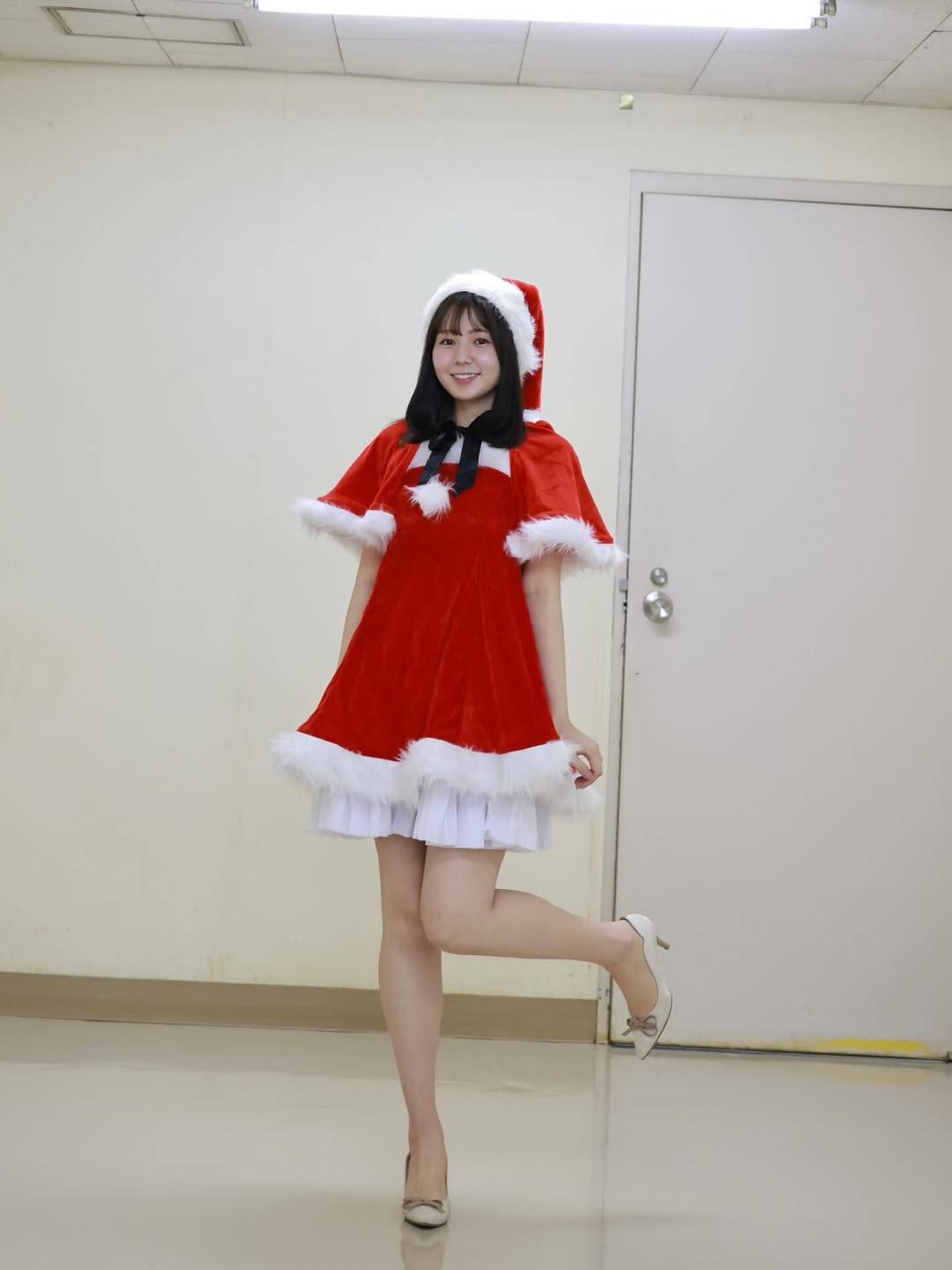 生足」「まいった」競馬番組で〝ミニ丈〟サンタコスプレ披露！テレ東