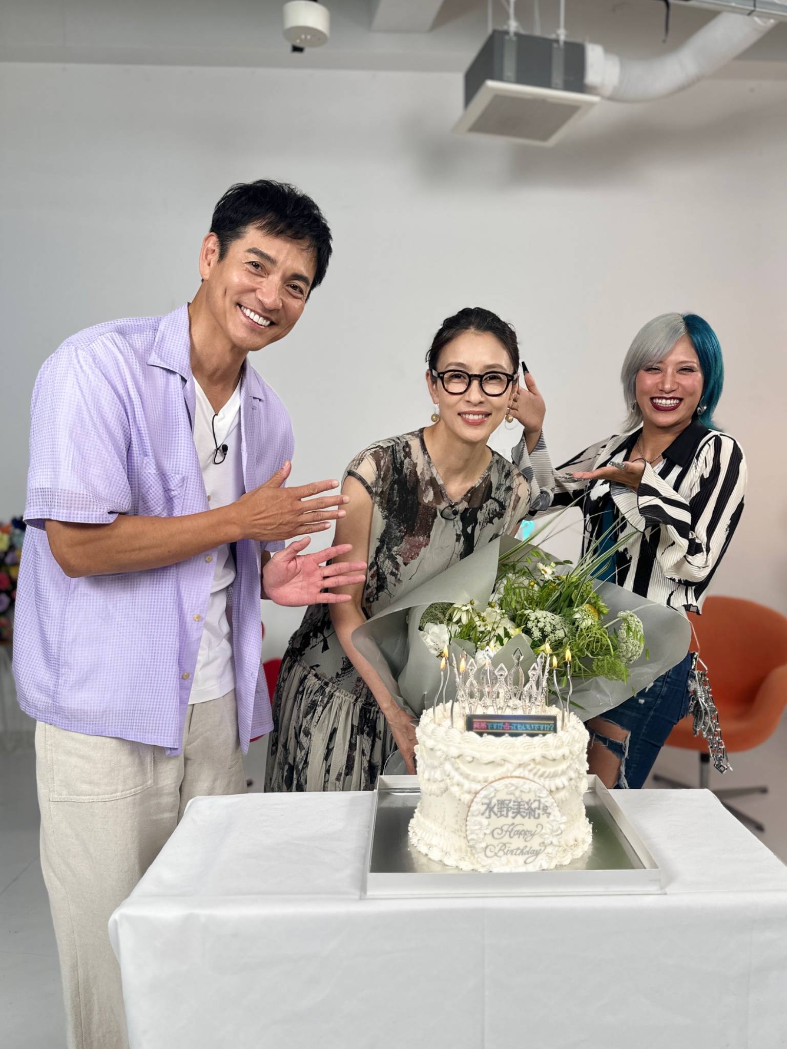 朝ドラから雰囲気一変！52歳の誕生日、水野美紀〝別次元ドレス〟姿に