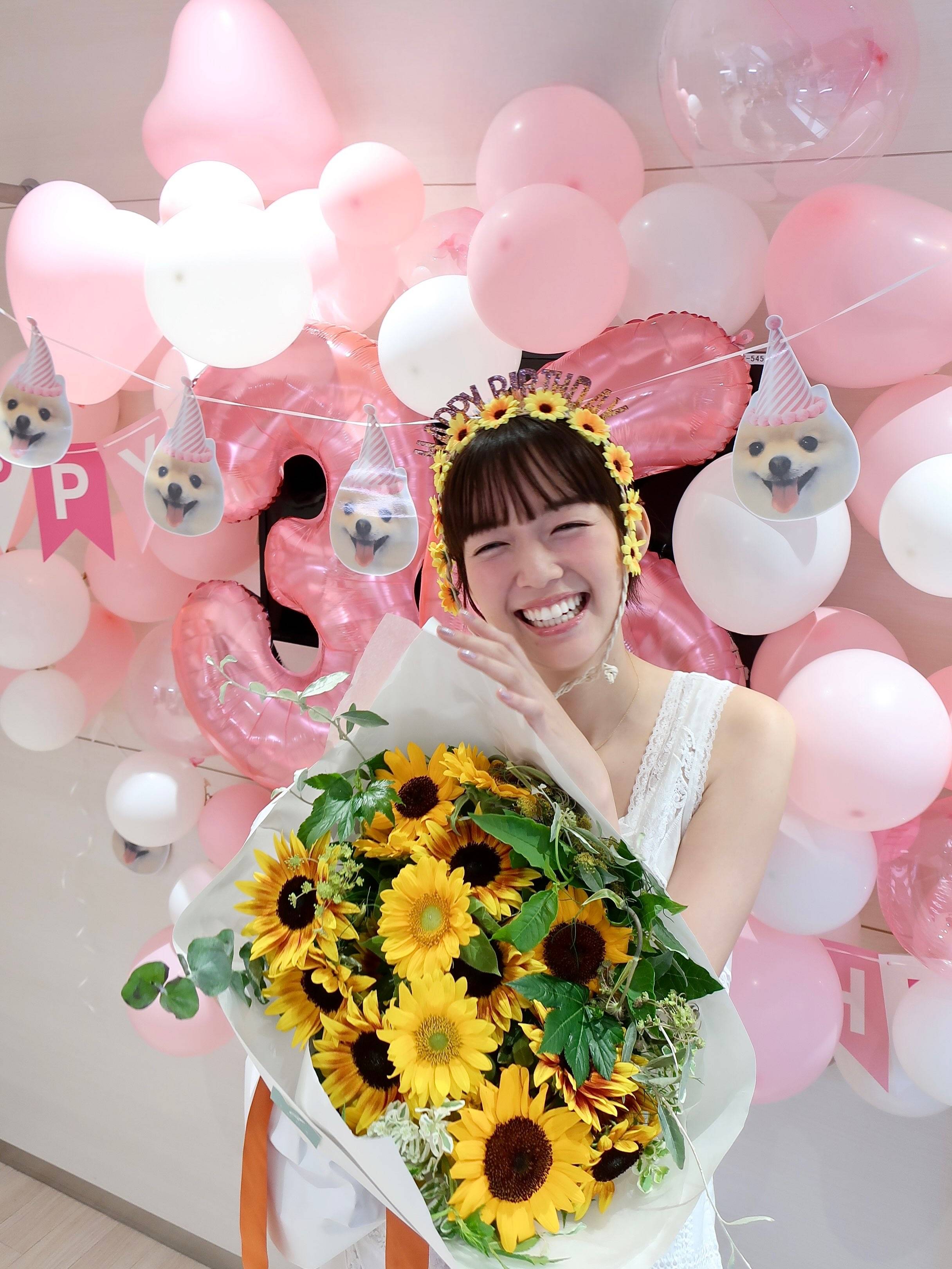 肩出しキャミでヒマワリまみれ！佐藤栞里〝36歳誕生日ショット〟に