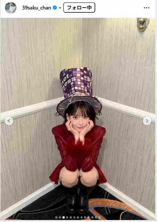 ヘソ出し超ミニスカでNYタイムズスクエアに降臨！宮脇咲良が大胆