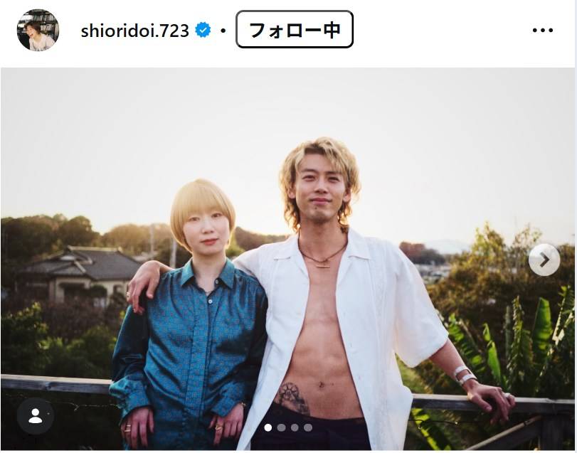 「本物？」シャツはだけて腹のタトゥーがチラ見え...竹内涼真〝激変〟朝ドラ女優と肩組み最新ショットに反響続々「タトゥー最高」「魅力的」話題の