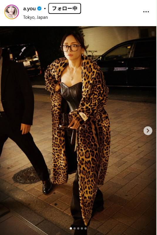 手首の1998が…」ド派手ヒョウ柄コート、浜崎あゆみの手元に脚光「エモ