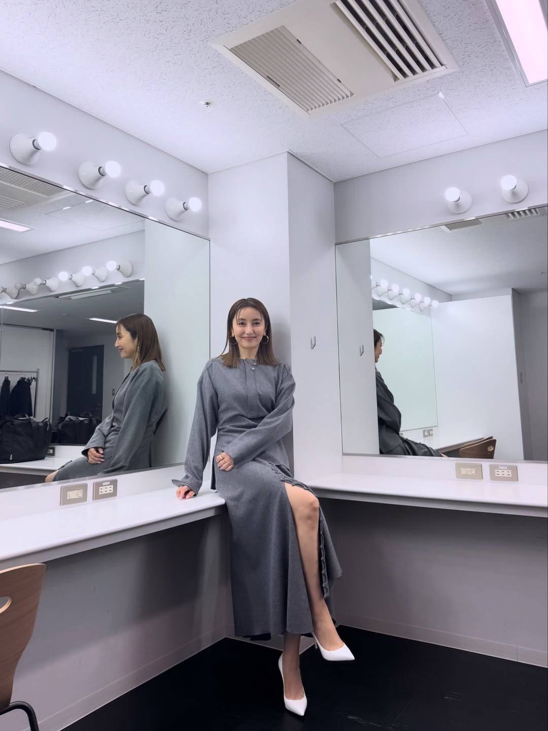 スゲー!!見られて嬉しいー」矢田亜希子〝スリットで足組み〟ショット