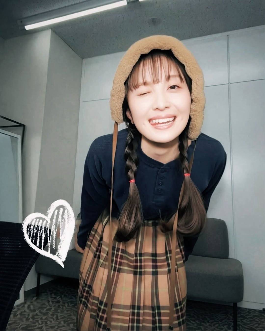 えええ待って」人気アイドル同士〝15歳差電撃婚〟から2年！腹チラ舌