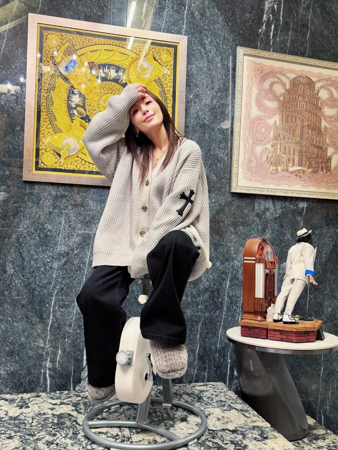 自宅カッコよすぎ」〝大理石の床＆壁〟浜崎あゆみが贈り物披露し写り