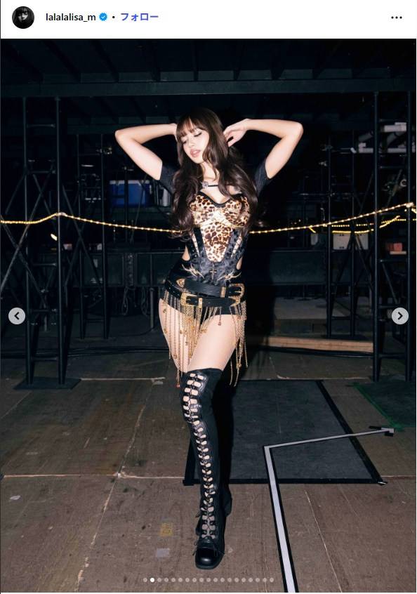超ミニパンツに編み上げブーツ…BLACKPINKリサ〝圧巻ステージ衣装〟に