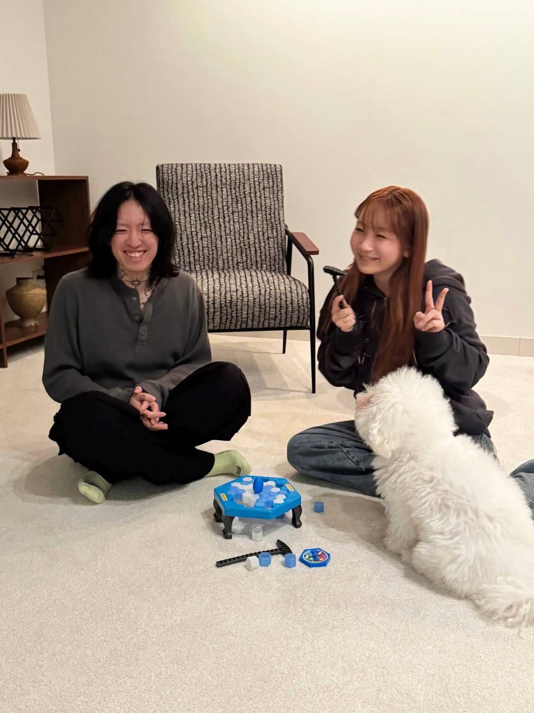 「かなり痩せた?」〝指先までタトゥー〟YOASOBIのAyase〝サシ飲み酔っ払い〟姿に「2人そろってて眼福」「安心する」「めちゃめちゃ尊い ...
