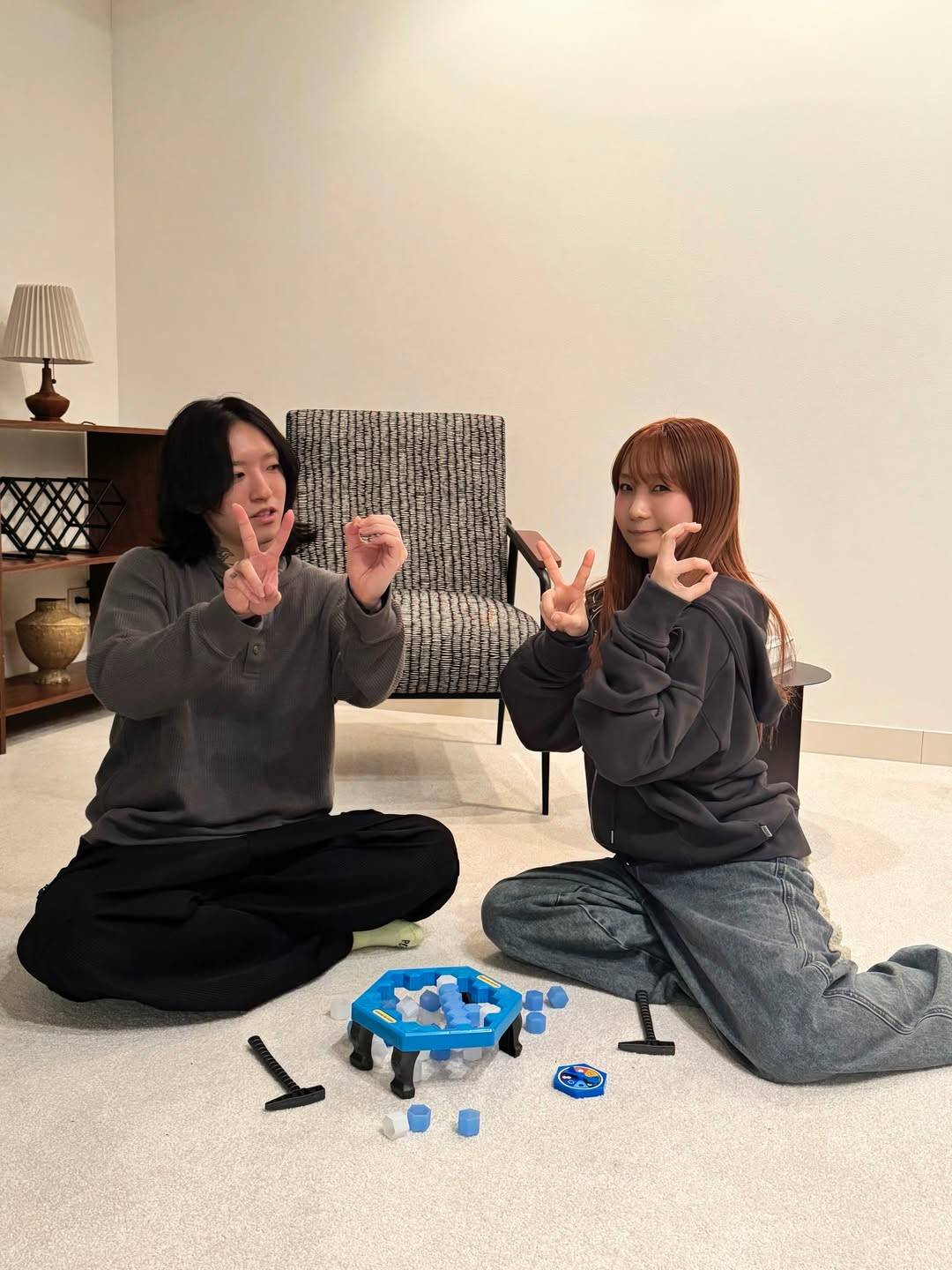 「かなり痩せた?」〝指先までタトゥー〟YOASOBIのAyase〝サシ飲み酔っ払い〟姿に「2人そろってて眼福」「安心する」「めちゃめちゃ尊い ...