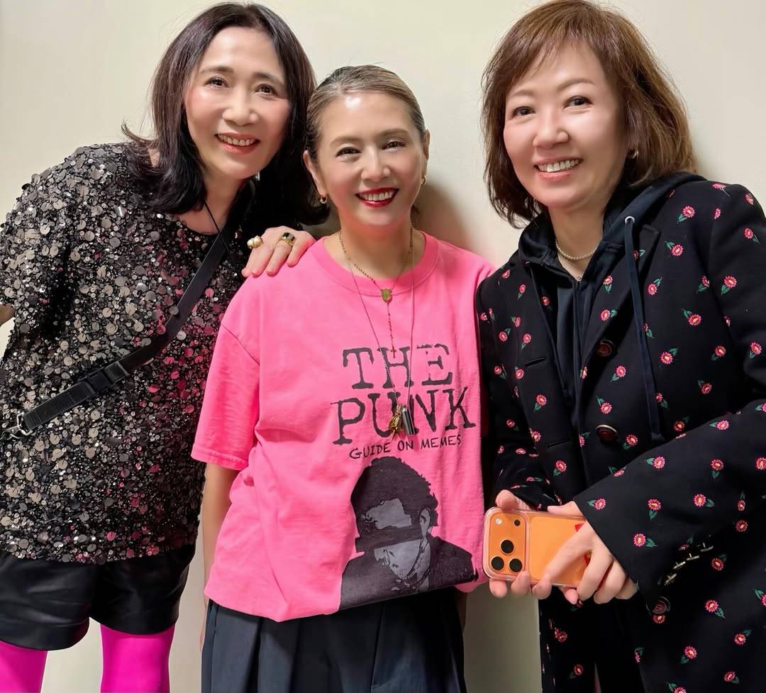 還暦・小泉今日子の隣に、69歳タレントが！〝元アイドル歌手同士