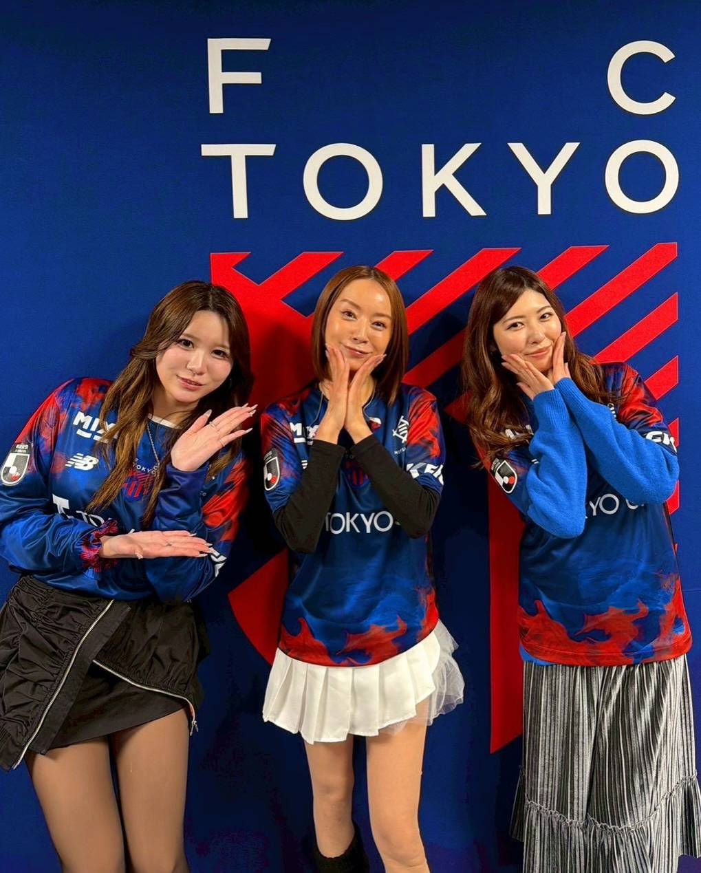 ほんとに44歳?」電撃婚から9年…〝超ミニスカ&ルーズ〟ショットの鈴木