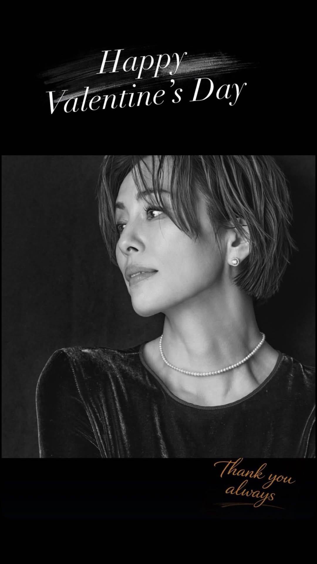 米倉涼子、突如の〝白黒写真〟投稿に反響「カッコイイ」「こんな女性に