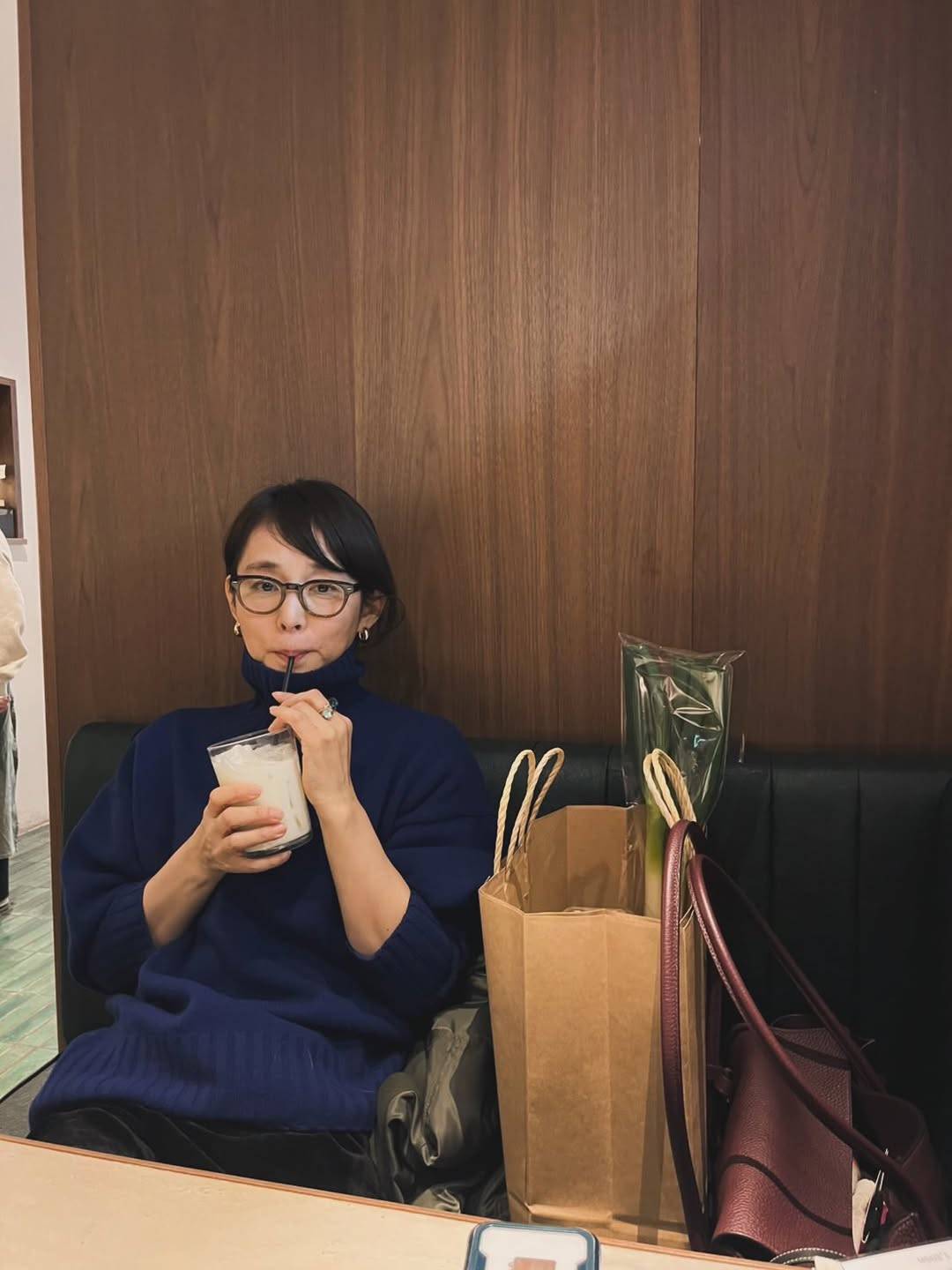 長ネギなのに…」石田ゆり子、メガネ姿のゆる買い物ショットが話題