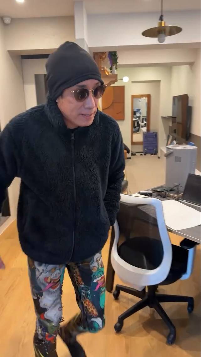 剛さんだから穿けてる」69歳長渕剛〝出社コーデ〟に衝撃「すげ〜パンツ